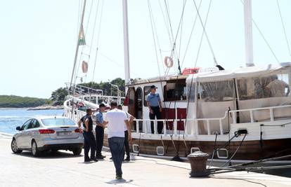 Policajci tijekom istrage broda osjetili mučninu, došla i Hitna