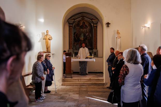 Kaštel Stari: Groblje Sv. Nikole i misa povodom blagdana Svih svetih