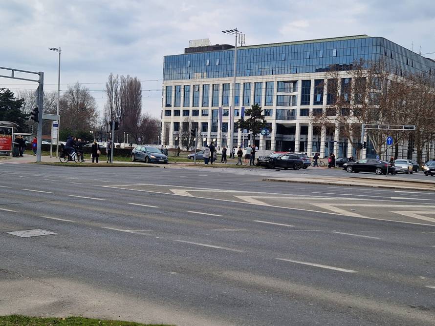 FOTO Kaos kod Avenue Malla: Sudarila se dva automobila, dvoje ljudi prevezeno u bolnicu