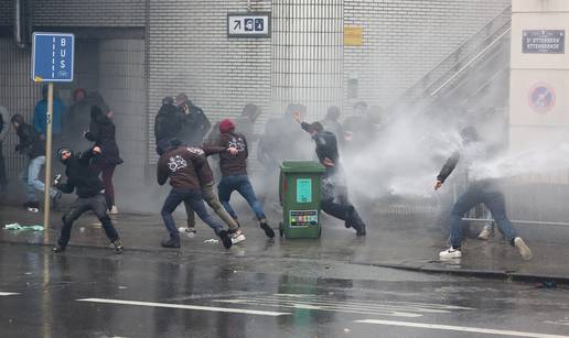 VIDEO Kaos u Bruxellesu: Traktori probili barikade, policija koristila vodene topove