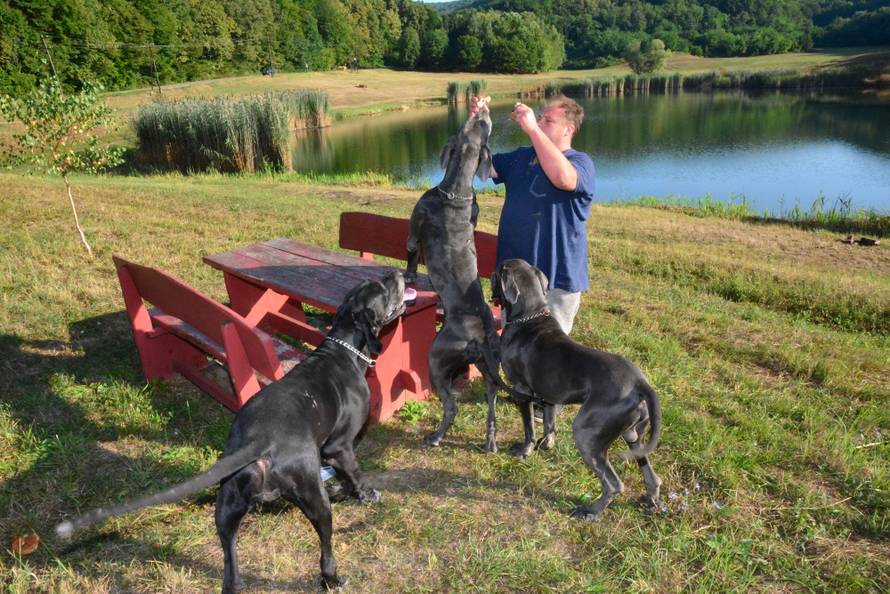 Doga Chosen uči biciklirati: Baka mu je vozila automobil