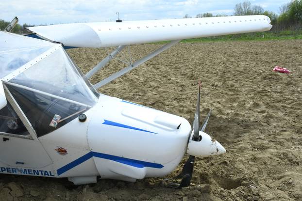 Srušio se mali avion kod Siska, pilot prošao bez ozljeda