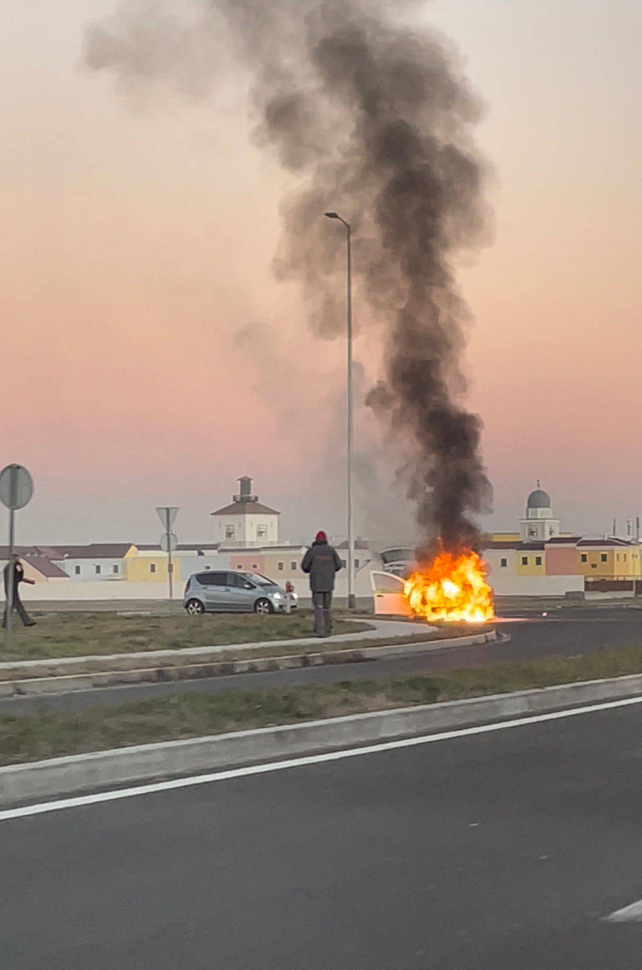 VIDEO: Zapalio se auto kod Ikee, ostala je samo olupina