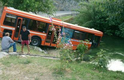 Autobusu je popustila ručna kočnica, sletio u rijeku Krku