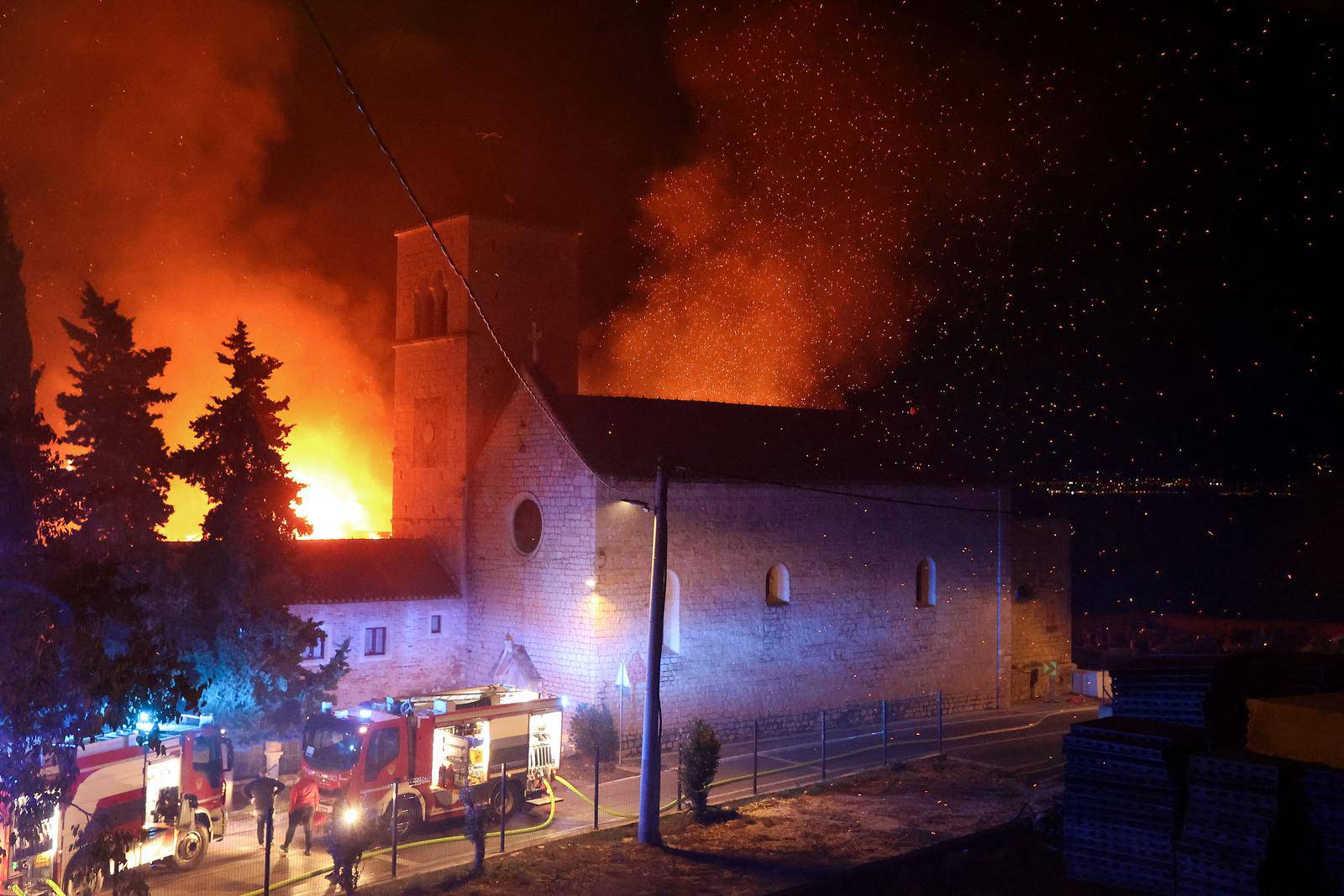 Veliki požar zahvatio samostan i crkvu Sv. Križa na Čiovu