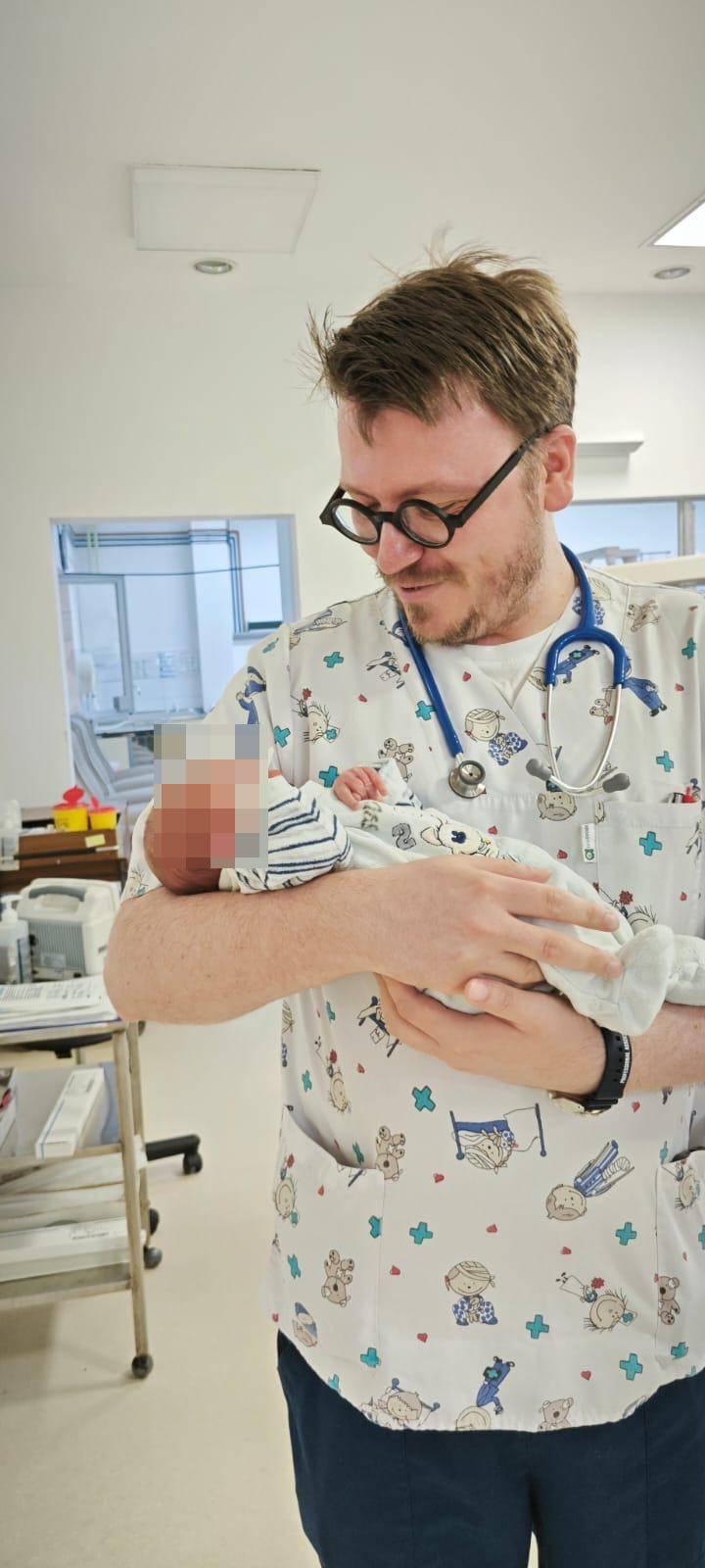 Dirljive slike: Ovo je bebica koju su našli u košu za smeće, drži je doktor po kojem je dobila ime
