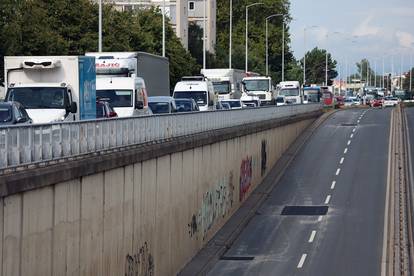 FOTO Ljudi se vraćaju u Zagreb, radovi još traju: Ovako je jutros bilo na podvožnjaku kod Savske