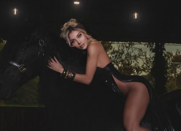 FOTO Mama influencerica: Anita voli pozirati bez ičega na sebi