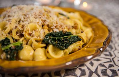 Slasne orecchiette s keljem, sušenim čilijem  i parmezanom