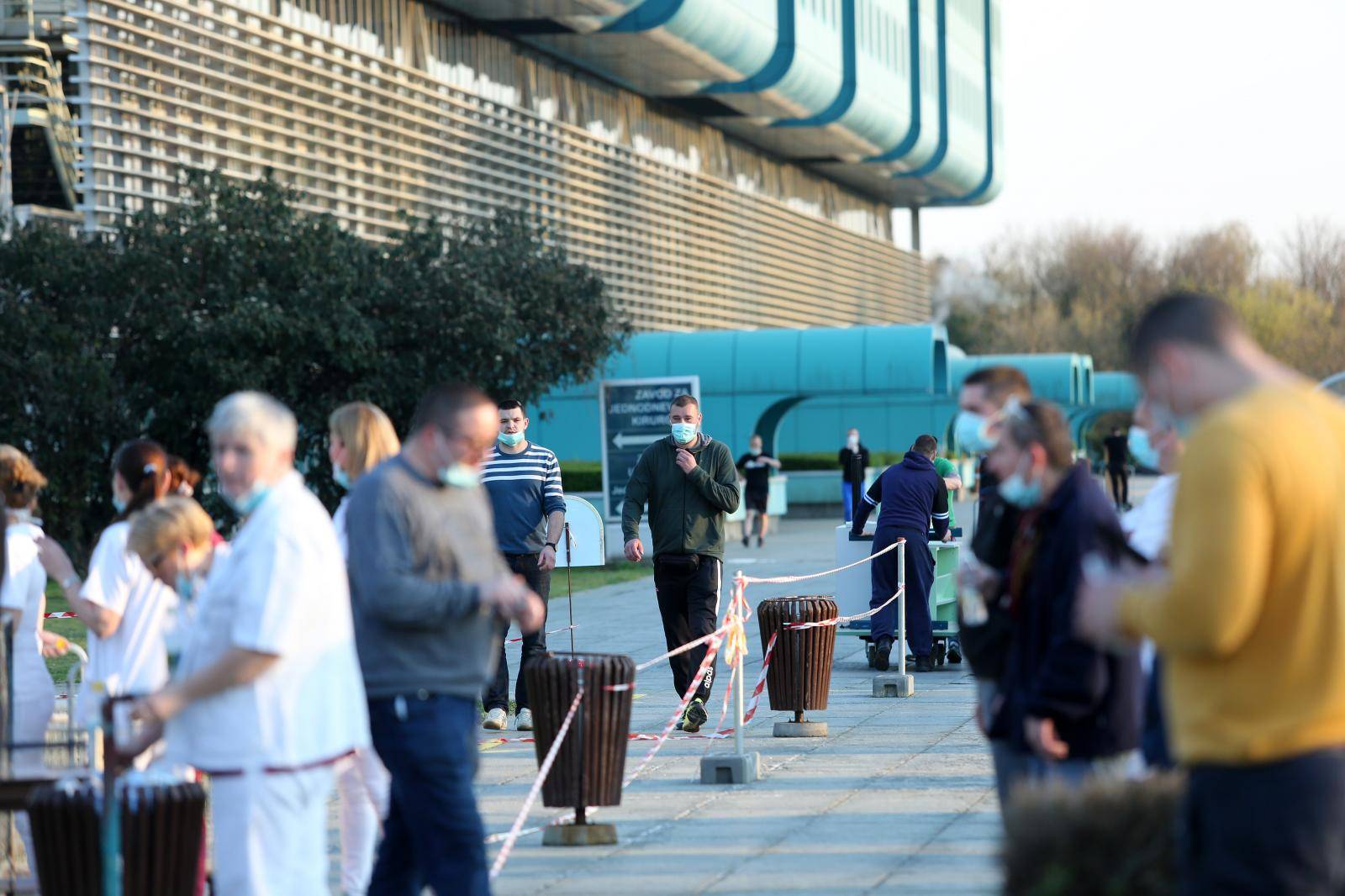 Zagreb: Navijači Dinama pomažu u iseljavanju Kliničkog centra Dubrava