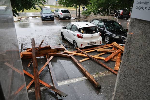 Osijek: Jak vjetar srušio drvenu skelu