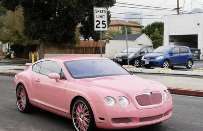 Paris Hilton provozala svoj novi ružićasti Bentley