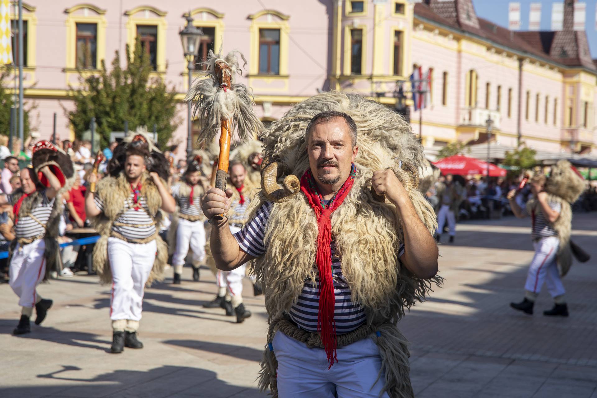 Svečani mimohod sudionika 59. Vinkovačkih jeseni