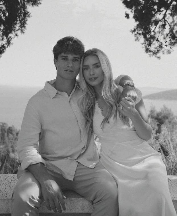 FOTO Hajdukovac kleknuo pred Amerikanku, sad napušta klub. 'Ti si odgovor na moje molitve'