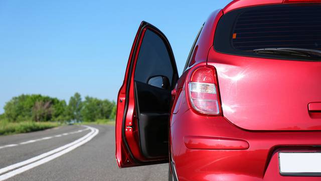 Svaki auto ima čep na vratima - gotovo nitko ne zna čemu služi