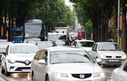 HAK poziva na oprez: Kolnici su mokri, ponegdje ima magle