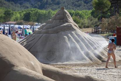 FOTO Velika mačka, herc dama, čovjek koji se sunča: Pogledajte fantastične pješčane skulpture