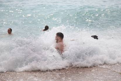 FOTO Puna plaža u Primoštenu