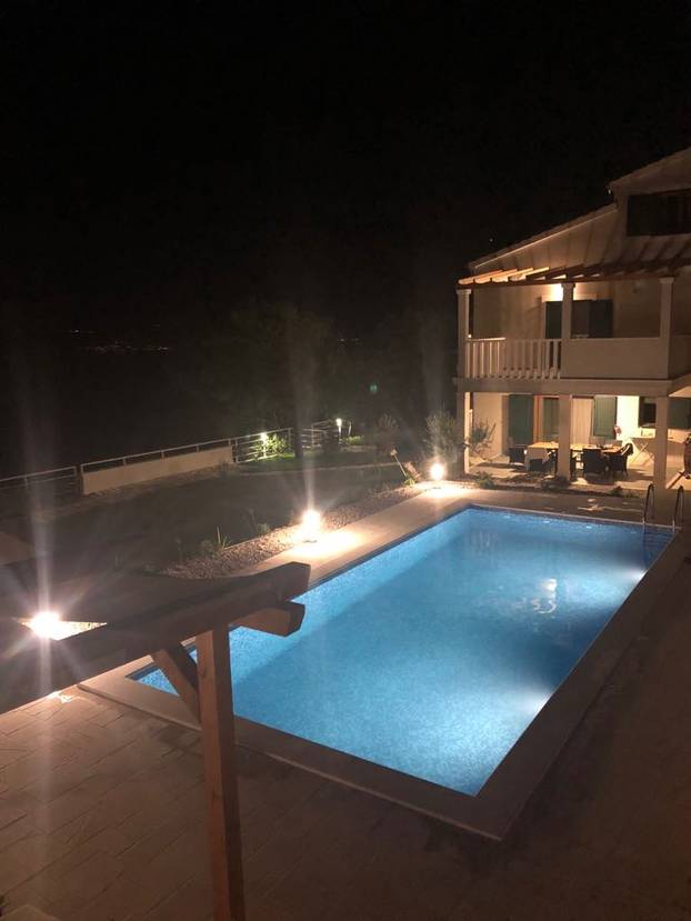 FOTO Ovo je Budimirova vila Pokora: Na ilegalnom katu su biljar i terasa, bazen će rušiti...