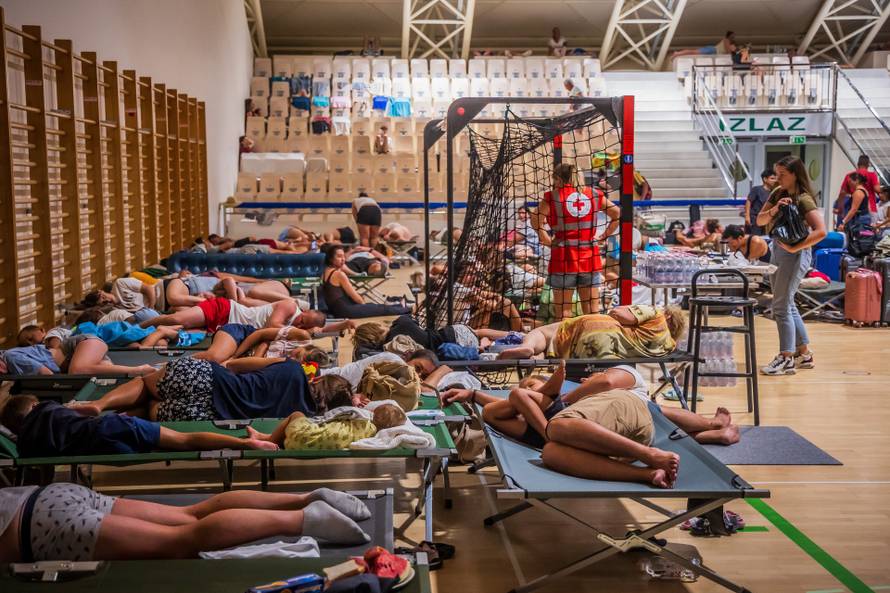 Omis:  Prihvatni centar u sportskoj dvorani Ribnik.