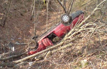 Sletio automobilom s ceste i okrenuo se na krov