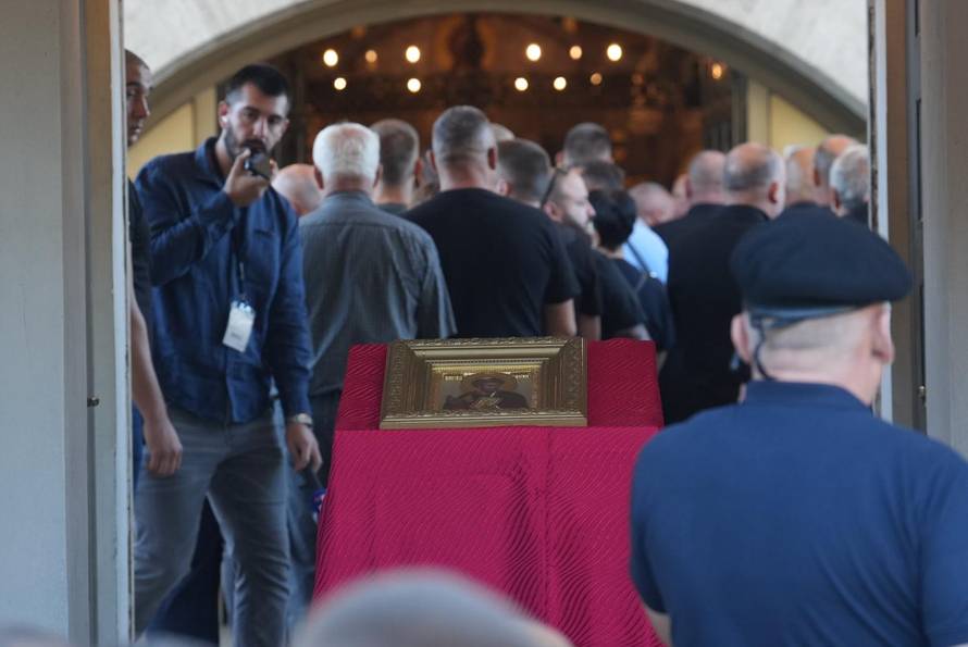 Beograd: Brojni građani došli odati počast ratnom zločincu Ratku Mladiću