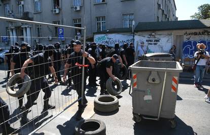 Nastavljaju se blokade po Srbiji, policija privodi: Pjevačica se autom zaletjela u prosvjednike!