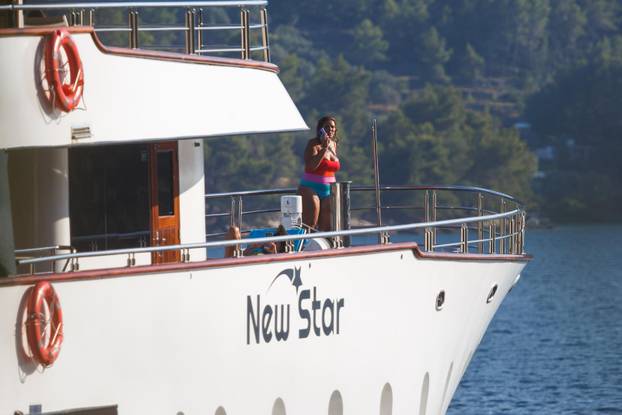 Vela Luka: Iva Todorić na kupanju 