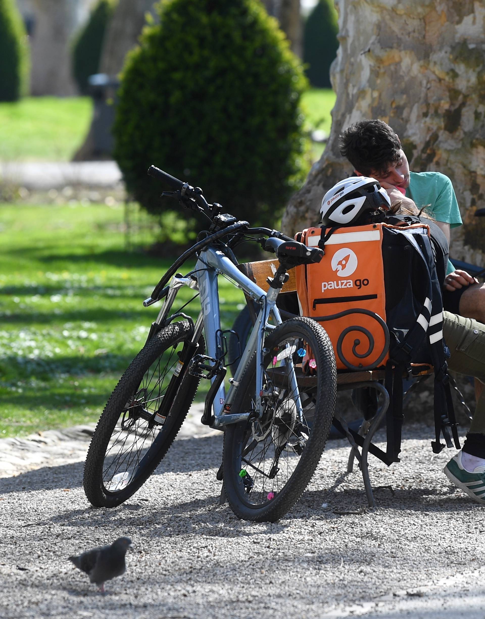 Zagreb: Ljubav između dostavljača na biciklima dvaju konkurentskih tvrtki
