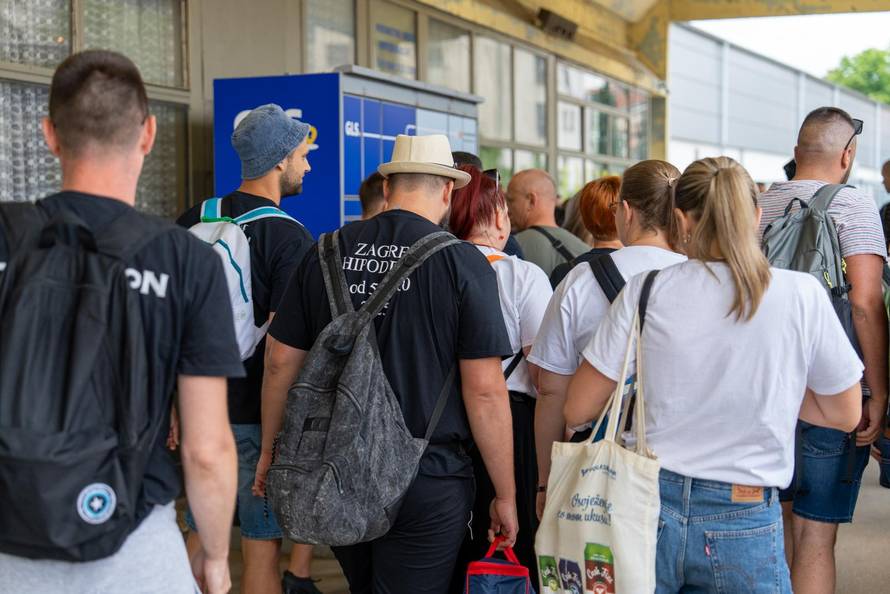 Iz Otočca krenuli autobusi na koncert Marka Perkovića Thompsona