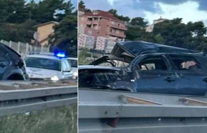 Vozač u Splitu automobilom je izletio s kolnika, bori se za život