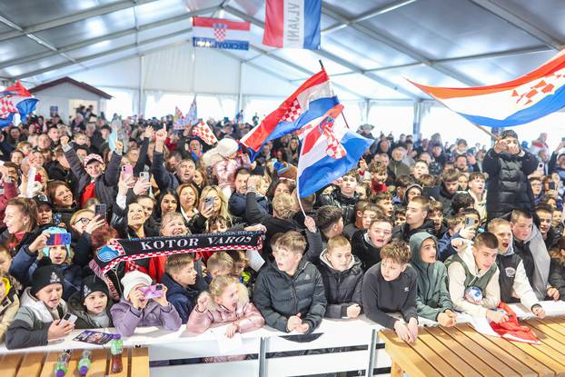 Do?ek bron?anih rukometaša Raužana i Kuzmanovi?a u Brckovljanima