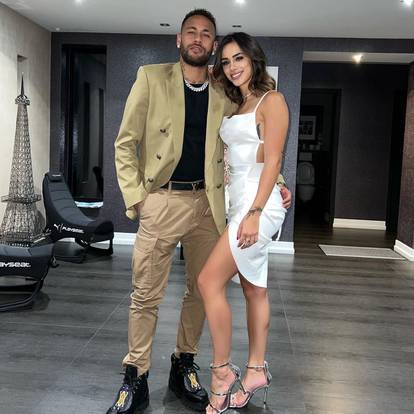 FOTO Neymar opet ljubi curu koju  je varao dok je bila trudna