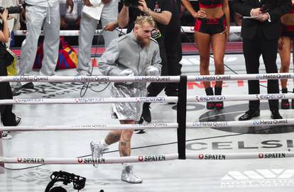 FOTO Kako je Jake Paul izmlatio Tysona: Dovezao se u ring pa Mikeu pokazao da nema šanse