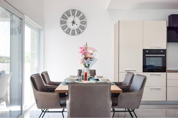 FOTO Pogledajte kuću koju su izgradili usred polja u Grbama: Stoji samo pola milijuna eura...