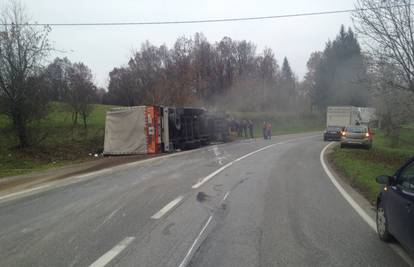 Vozač poginuo u prevrnutom kamionu nedaleko Karlovca