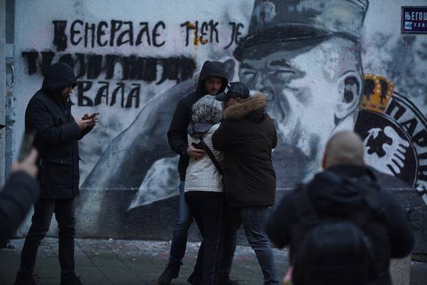 Beograd: Aktivistice privedene nakon što su jajima gađale mural Ratka Mladića