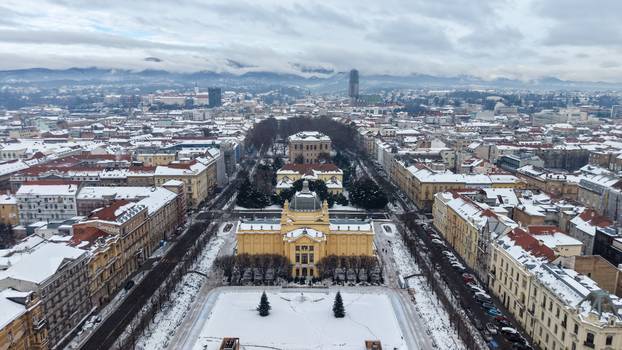 Pogled iz zraka na centar Zagreba prekriven snijegom