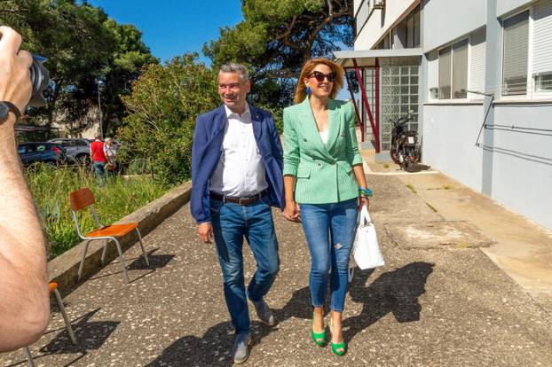 Pula: Boris Miletić u društvu supruge Lare izašao na biralište