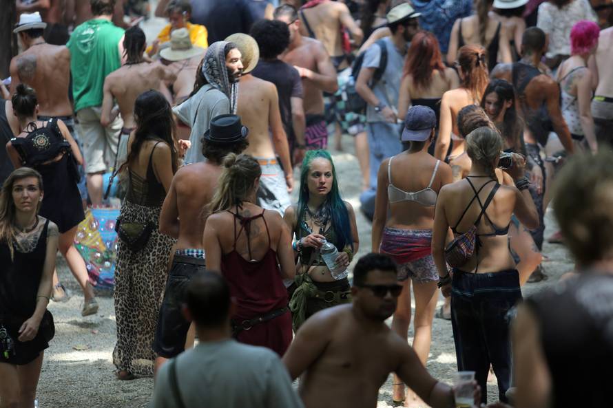 Gole grudi i psihodelija: Počeo Momento Demento na Mrežnici