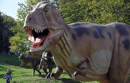 Strašni dinosauri oduševili djecu i odrasle u Kijevu
