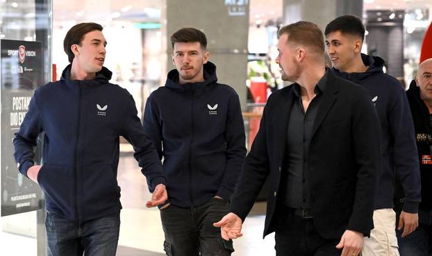 Zagreb: Nogometa&scaron;i Dinama dru&zcaron;ili se s navija&ccaron;ima u Fan shopu u Areni