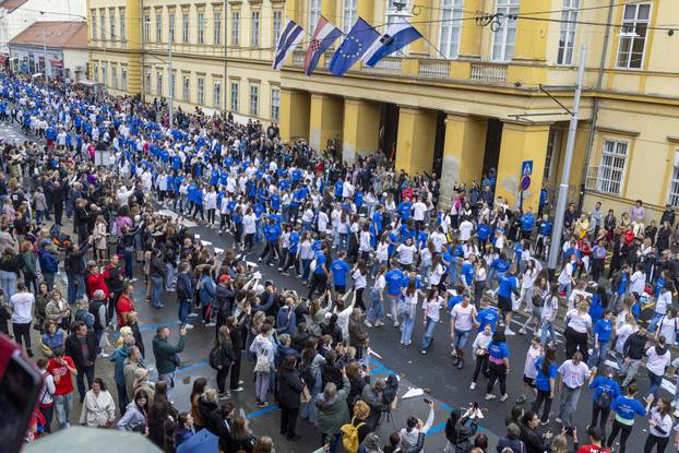 Osječki maturanti unatoč lošem vremenu plesali quadrillu u centru grada