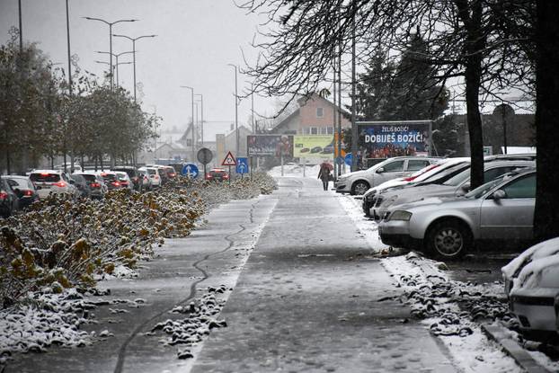Slavonski Brod: Gusti snijeg stvara probleme i zastoje u prometu