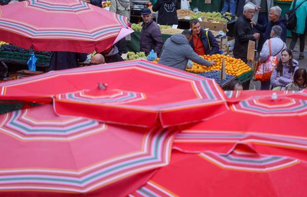 Zagreb: Šarenilo crvenih šestinskih suncobrana preplavilo je ove subote zagrebački Dolac