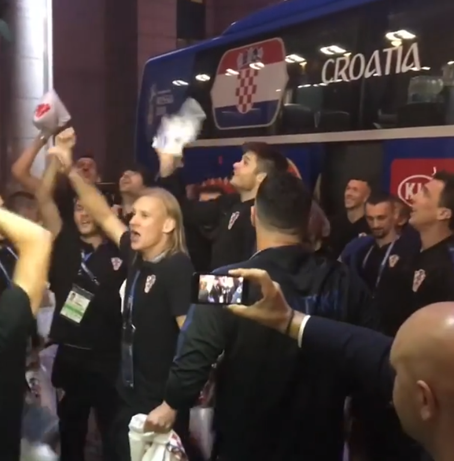 Šou u hotelu! Grdović na stolu s gitarom, igrači pjevaju s njim