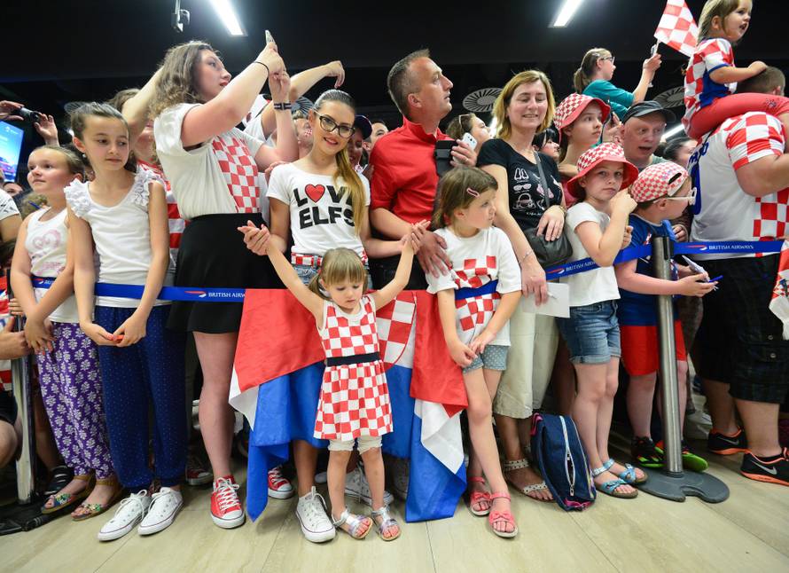 Tisuće ljudi dočekale 'vatrene'! Navijači skandirali Anti Čačiću