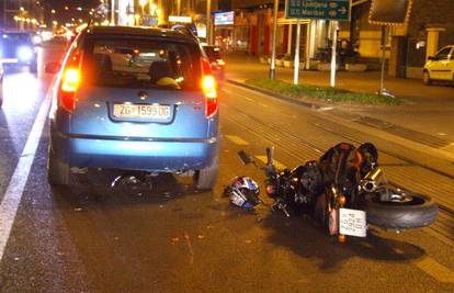 Zagreb: Motorom se zabio Škodu i lakše se ozlijedio