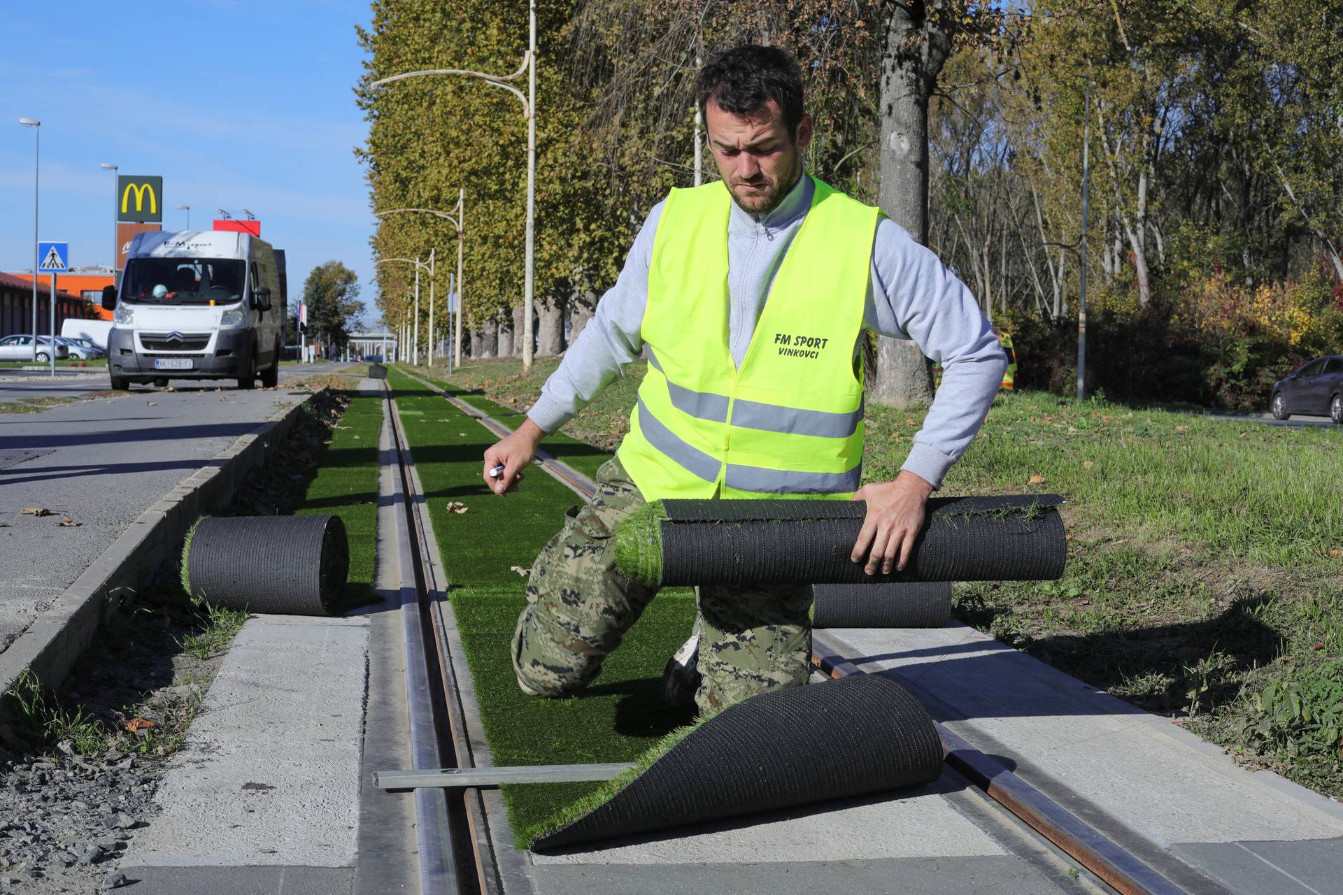 Postavljanje dekorativne zelene podloge na tramvajskoj pruzi u Osijeku