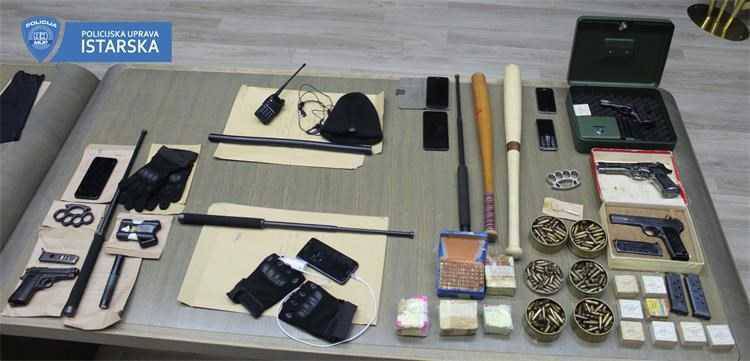 Policija upala u stanove i našla arsenal oružja, mladić iz Srbije bacio pištolj kroz prozor